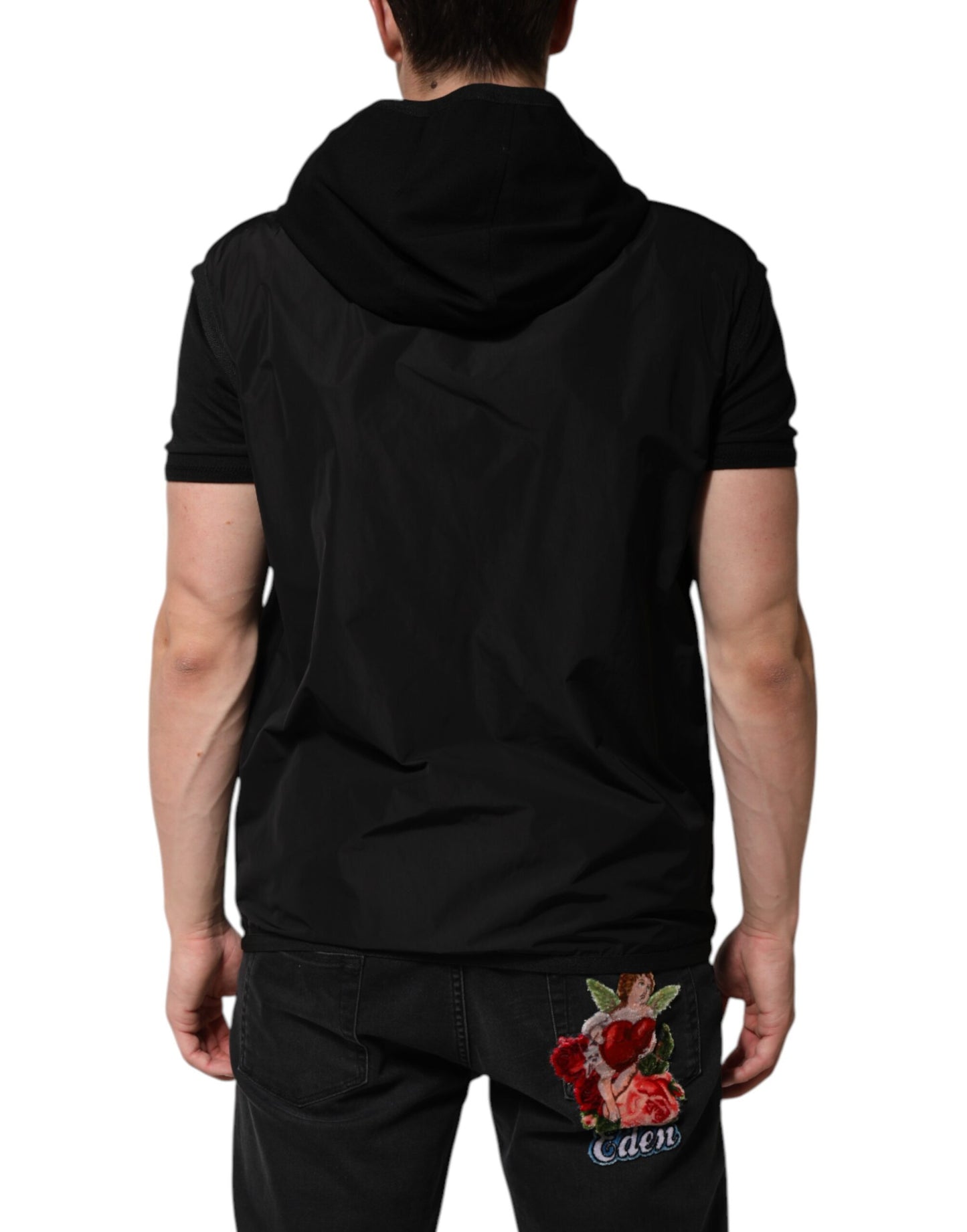 Chaqueta negra sin mangas con capucha y placa con el logotipo