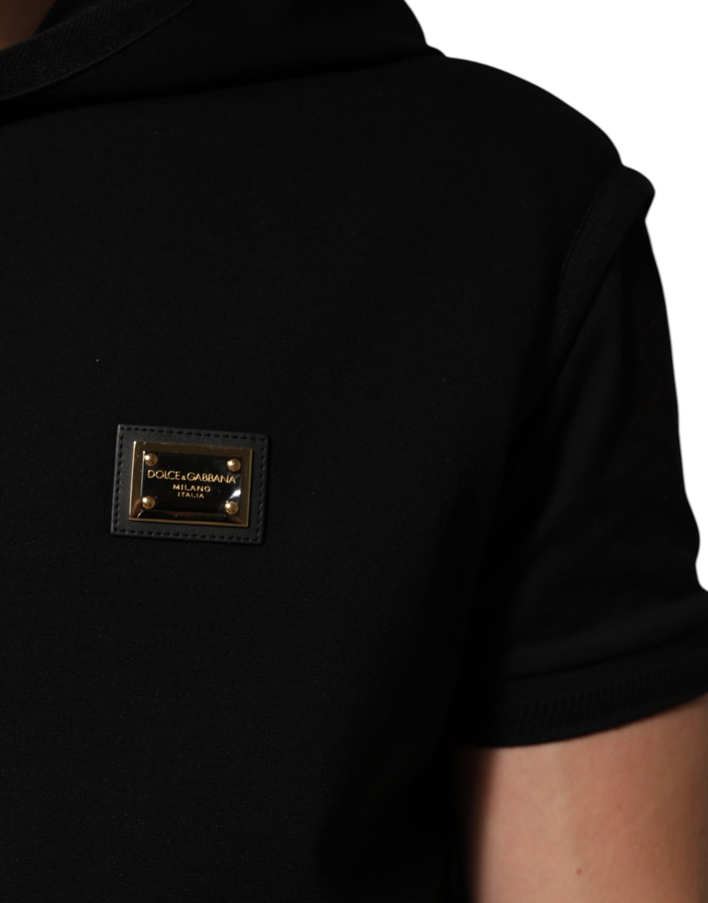 Chaqueta negra sin mangas con capucha y placa con el logotipo