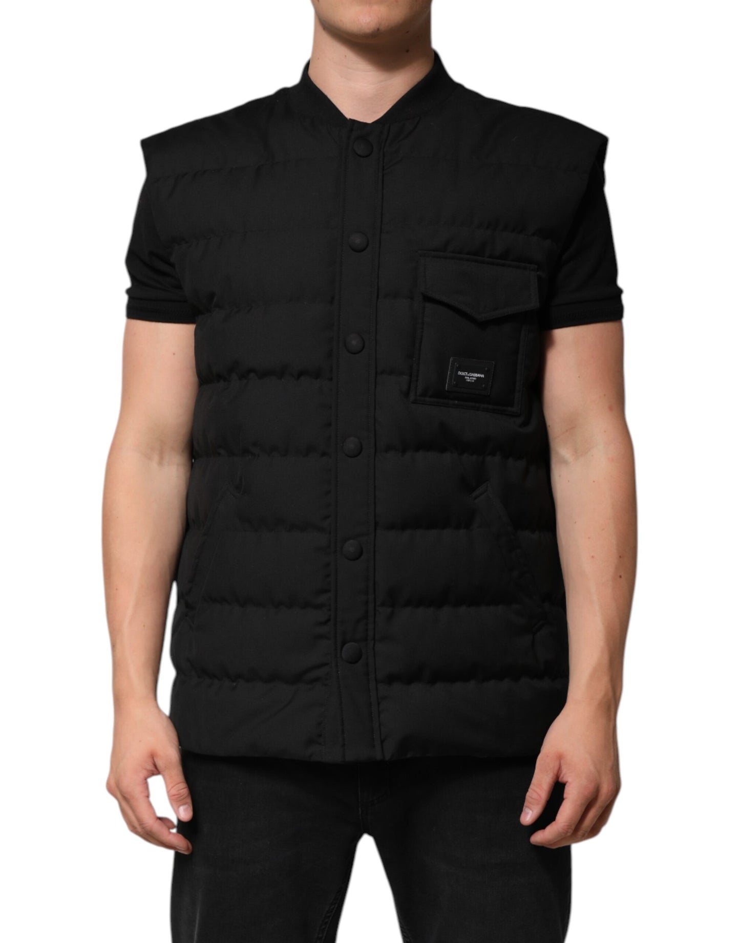Chaqueta tipo parka negra sin mangas con placa del logotipo