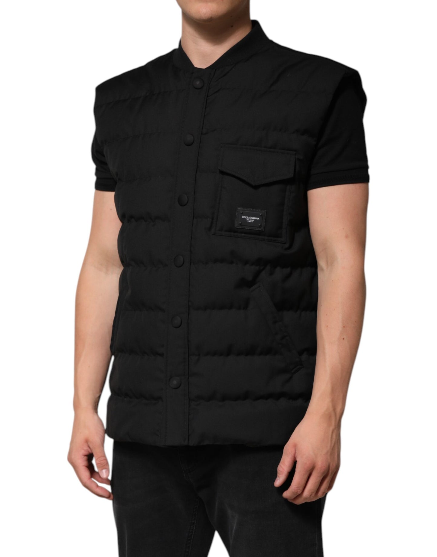 Chaqueta tipo parka negra sin mangas con placa del logotipo