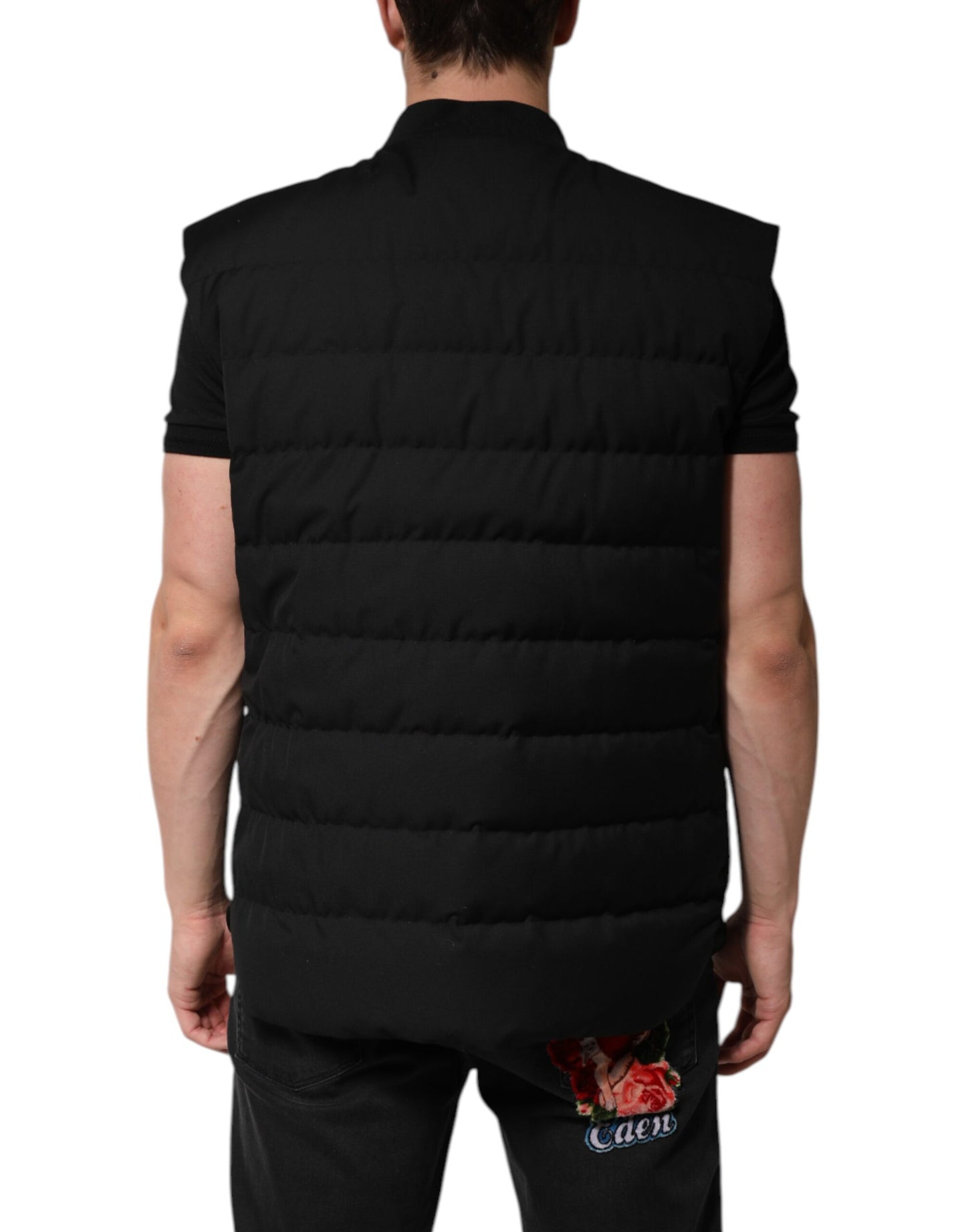 Chaqueta tipo parka negra sin mangas con placa del logotipo