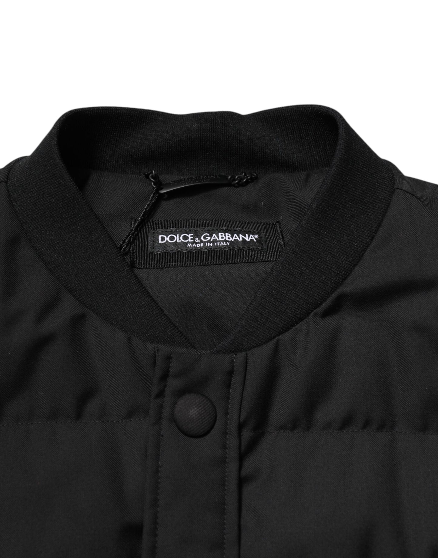 Chaqueta tipo parka negra sin mangas con placa del logotipo