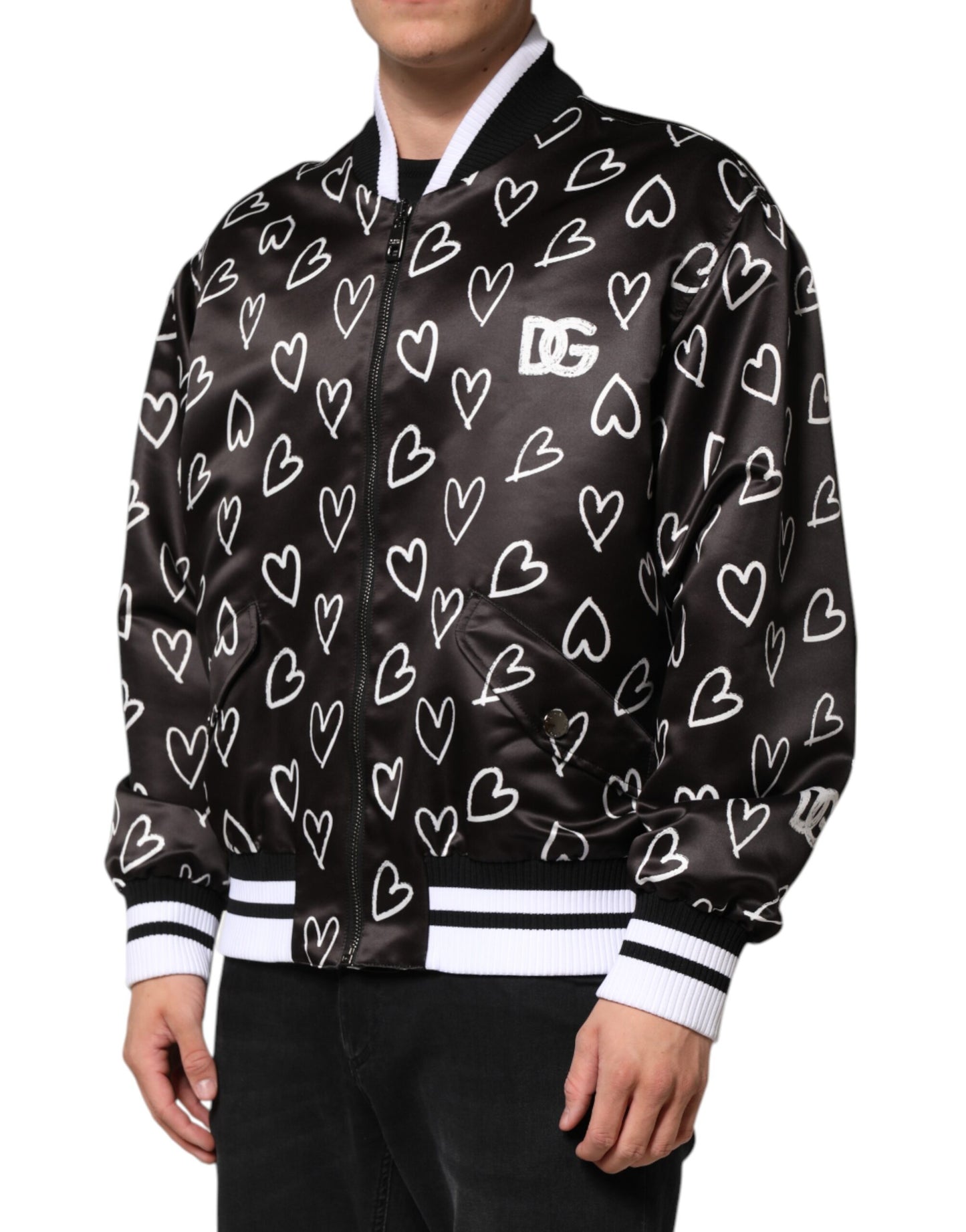 Chaqueta bomber de poliéster negra con estampado de corazones