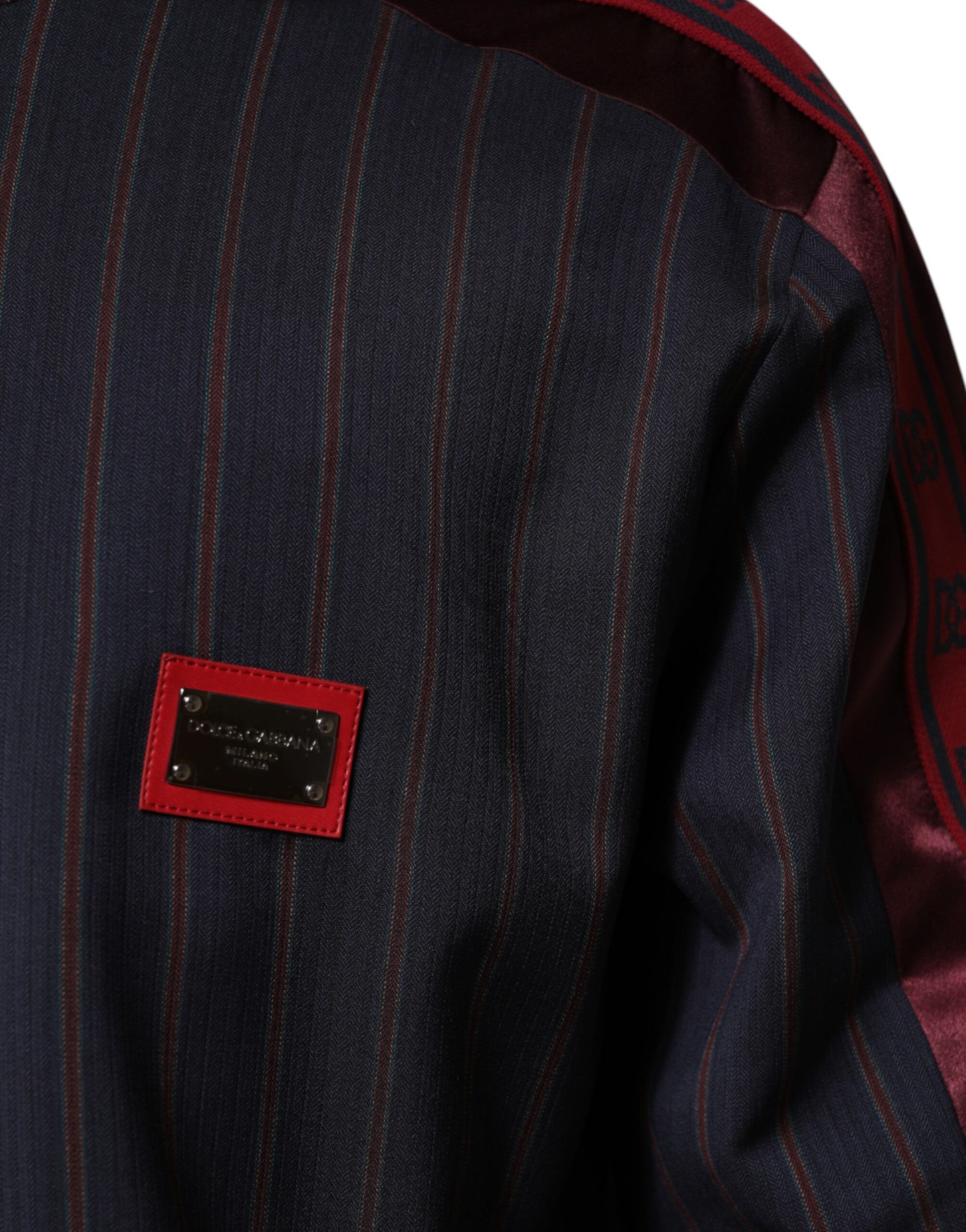 Chaqueta con cremallera completa y placa con logotipo de rayas azules y rojas