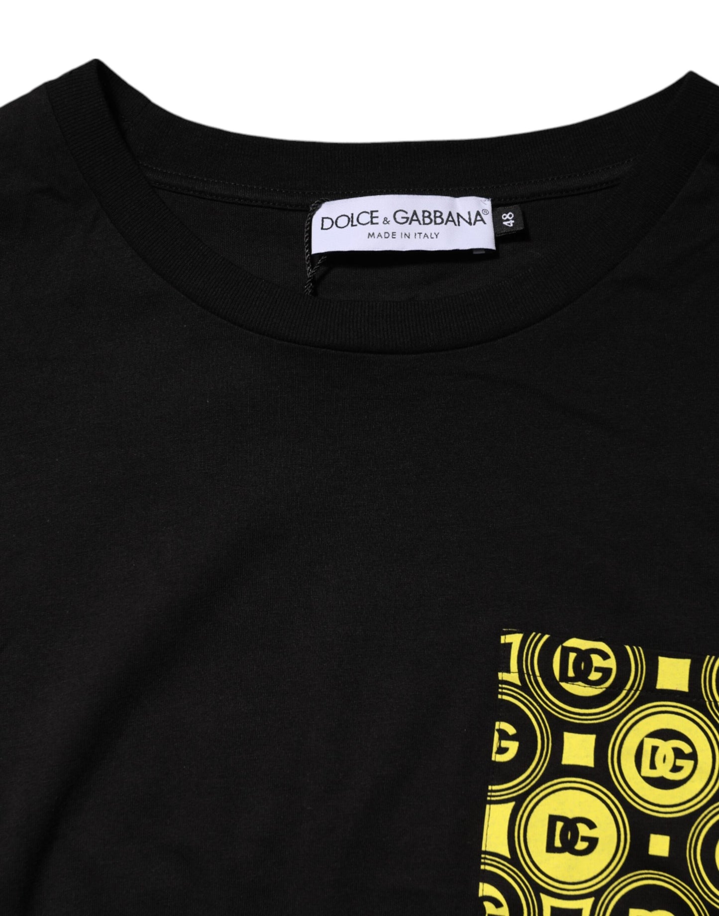 Camiseta minimalista negra de algodón con cuello redondo