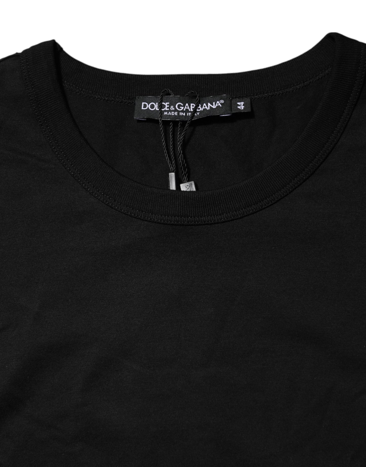 Camiseta negra de algodón con cuello redondo y manga corta