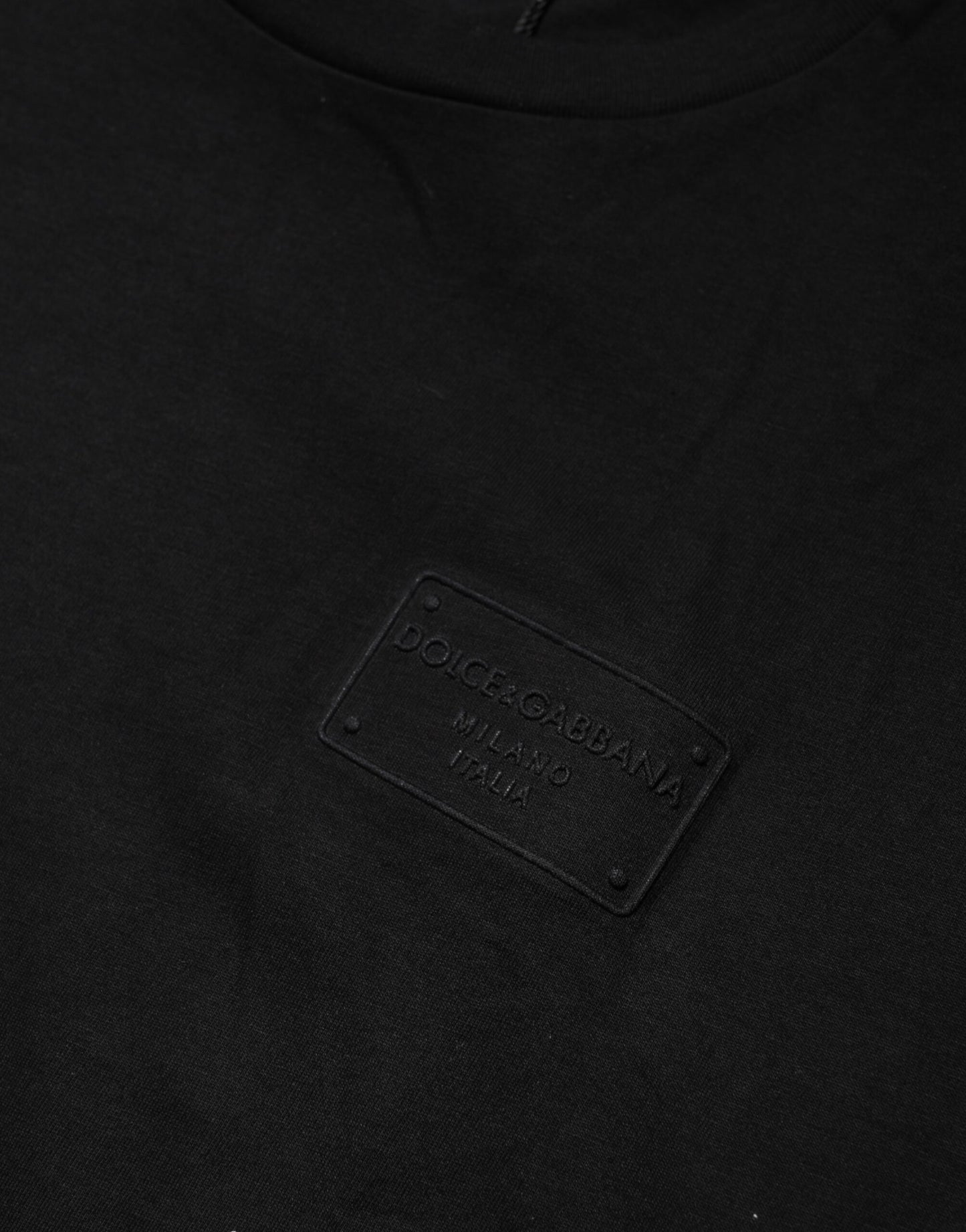 Camiseta de algodón con cuello redondo y placa con el logotipo negro