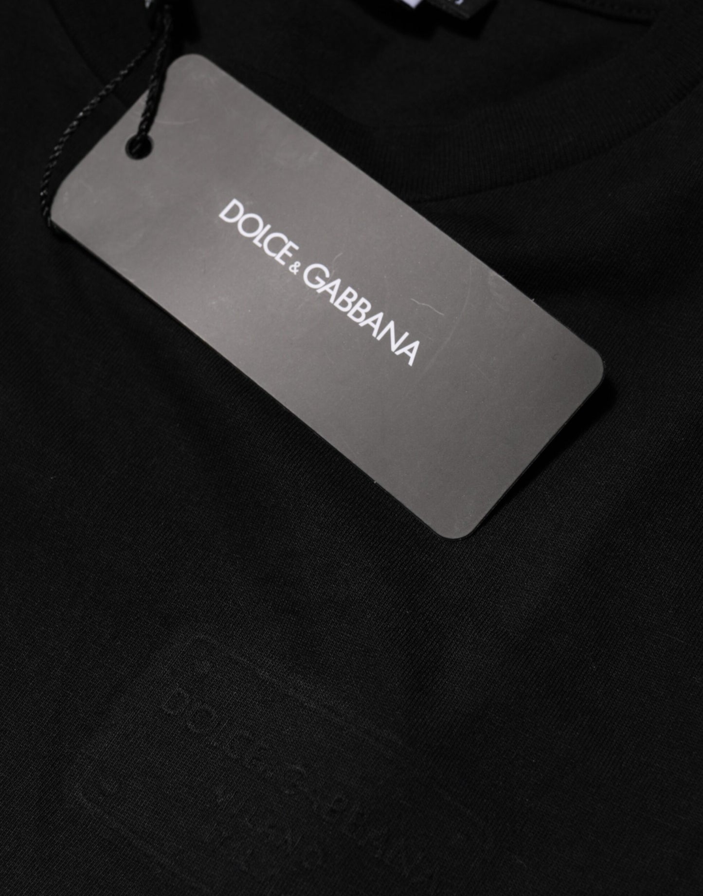 Camiseta negra de algodón con cuello redondo y manga corta