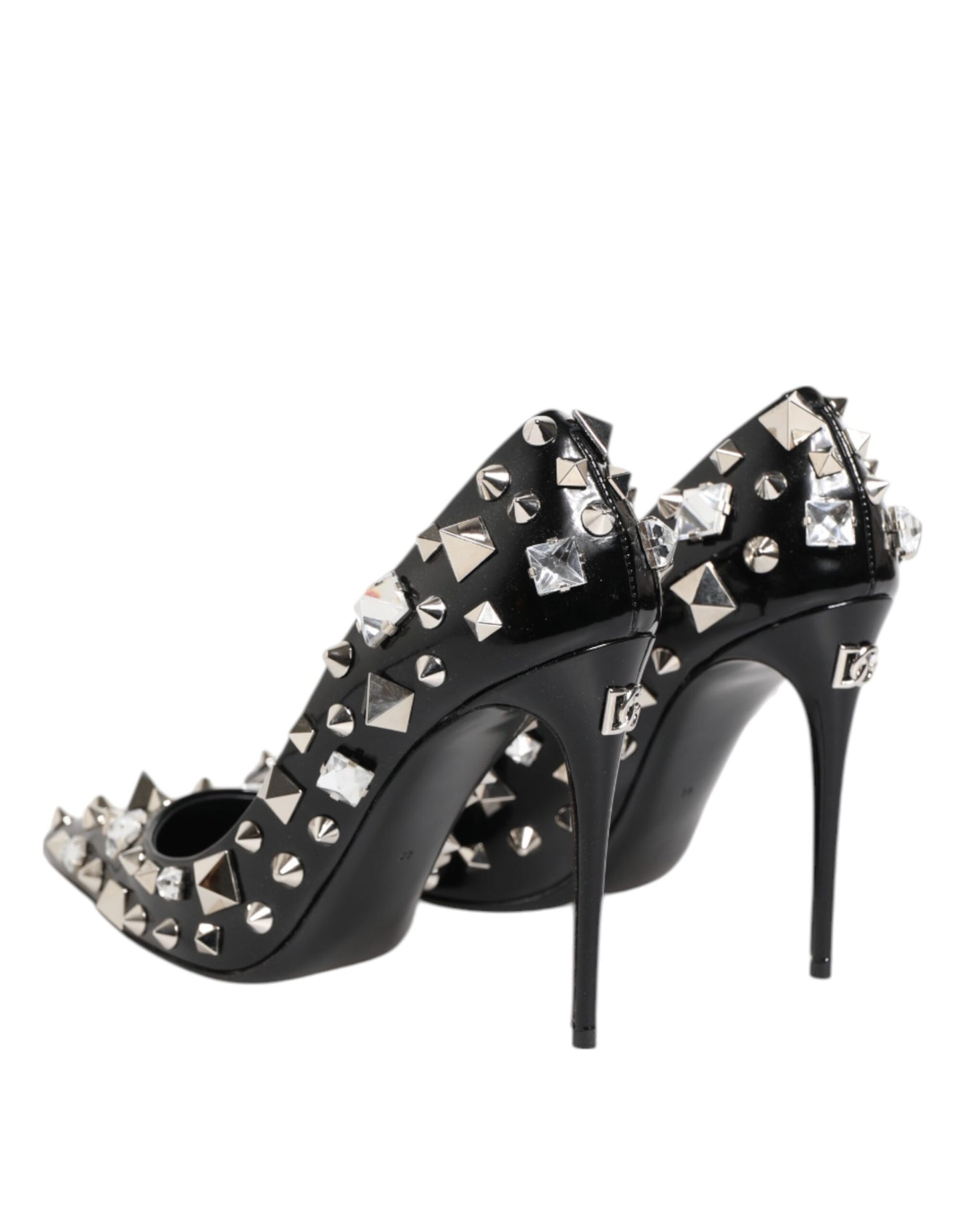 Zapatos de tacón de aguja con tachuelas y cristales negros