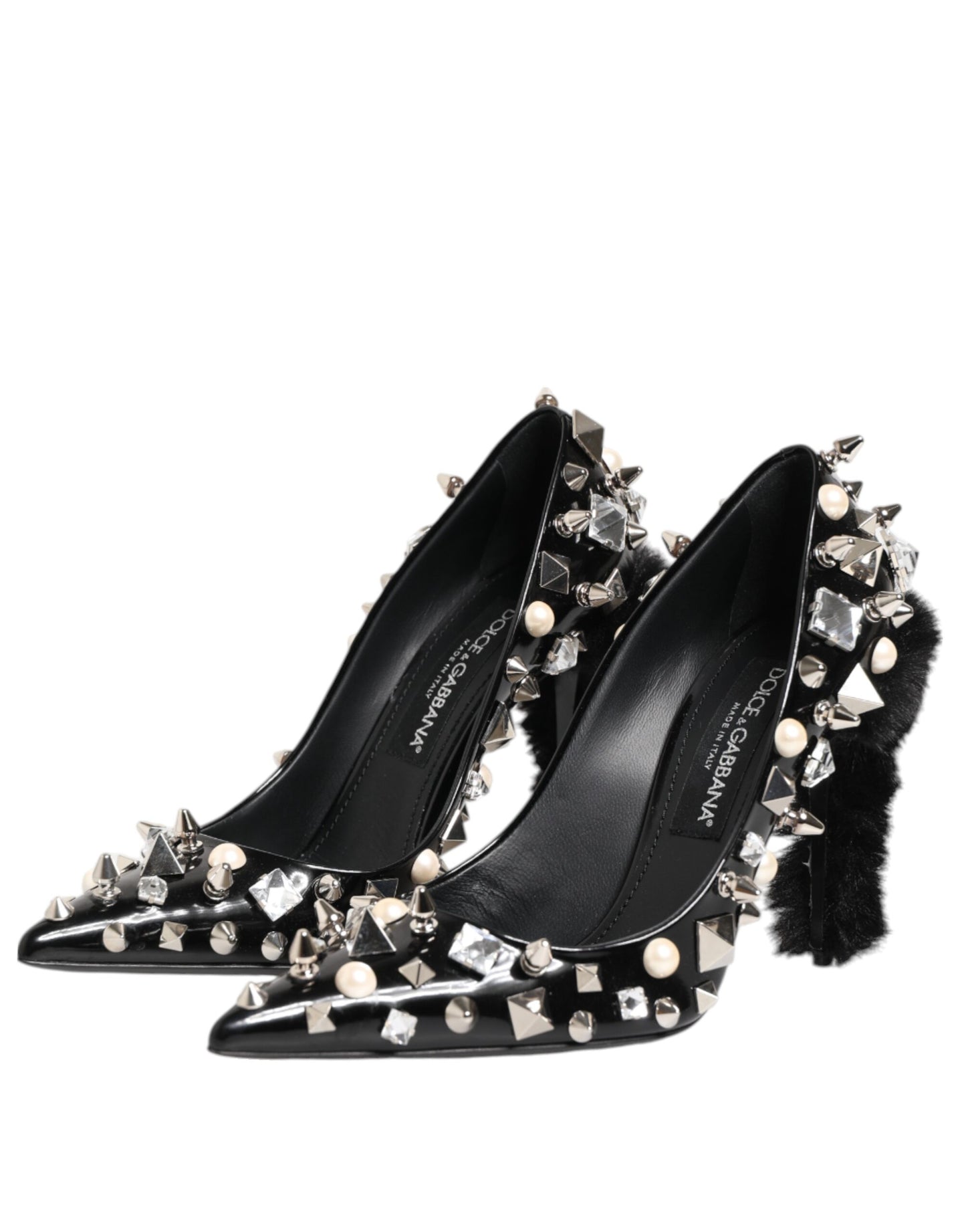Zapatos de tacón de aguja con tachuelas y cristales negros