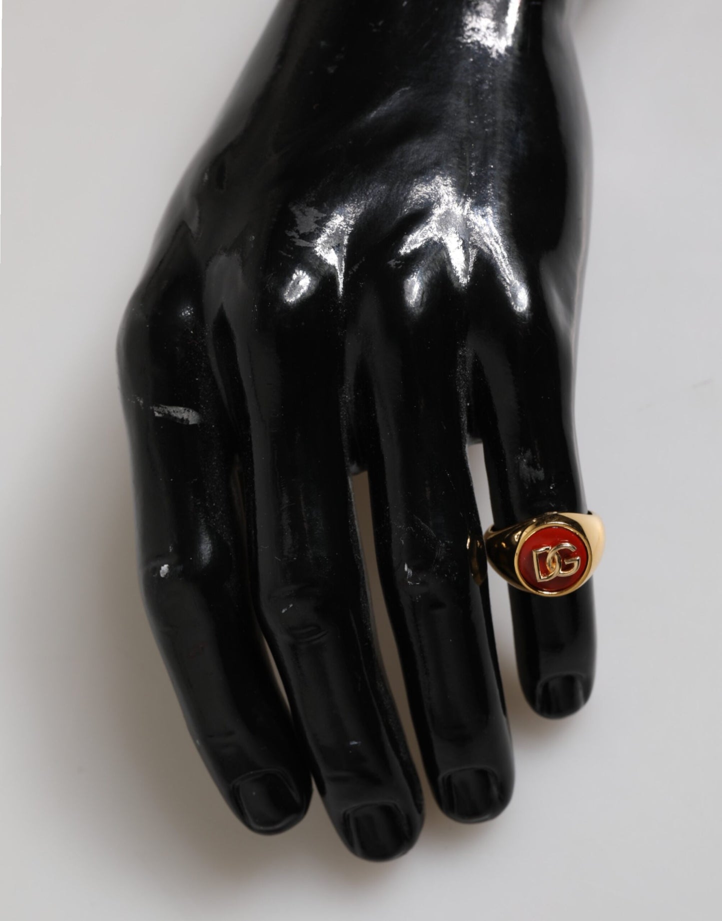 Anillo para hombre con logotipo DG rojo de latón auténtico en tono dorado