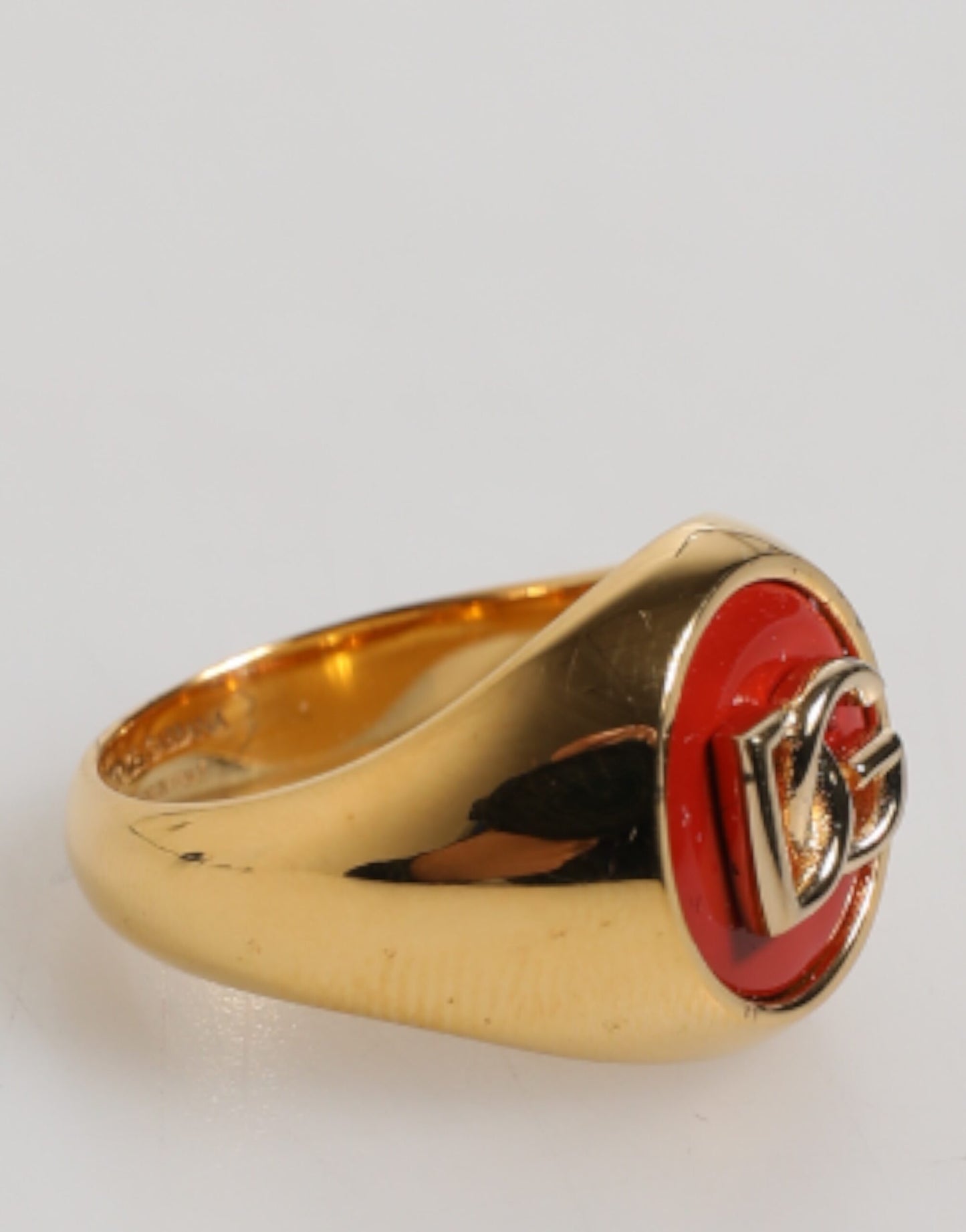 Anillo para hombre con logotipo DG rojo de latón auténtico en tono dorado