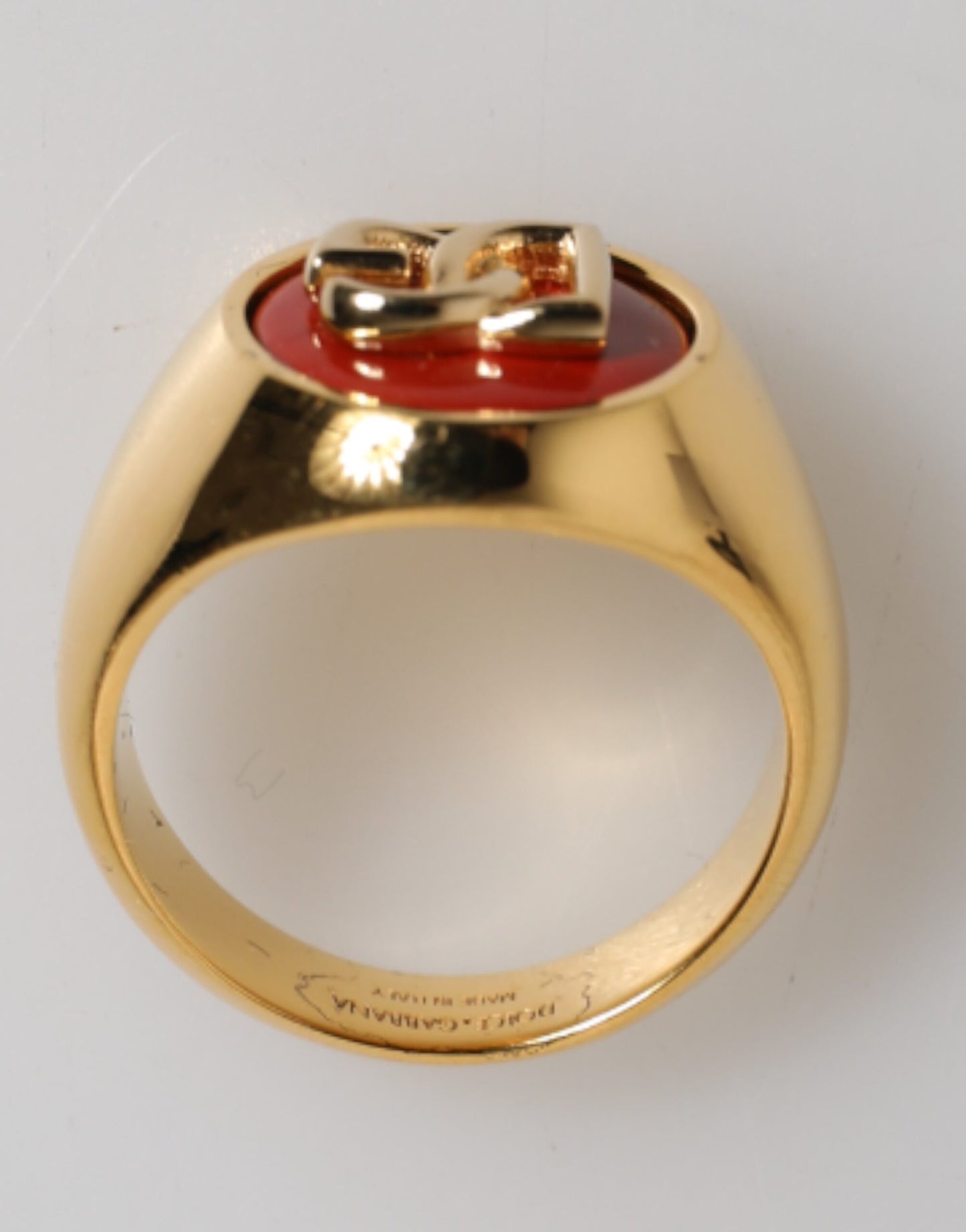 Anillo para hombre con logotipo DG rojo de latón auténtico en tono dorado
