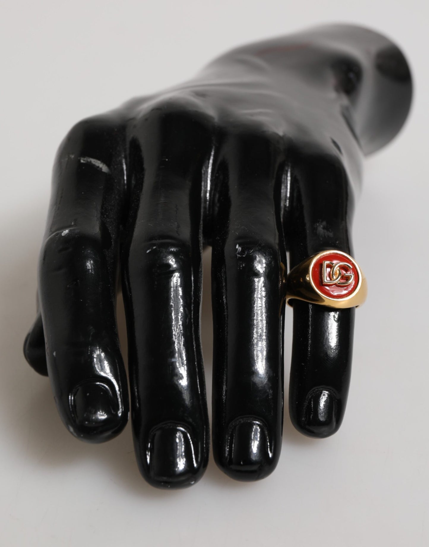 Anillo para hombre con logotipo DG rojo de latón auténtico en tono dorado