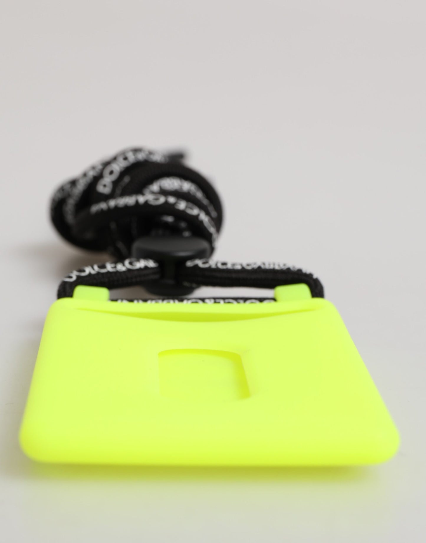 Porta credencial ajustable en relieve DG de goma verde amarillo