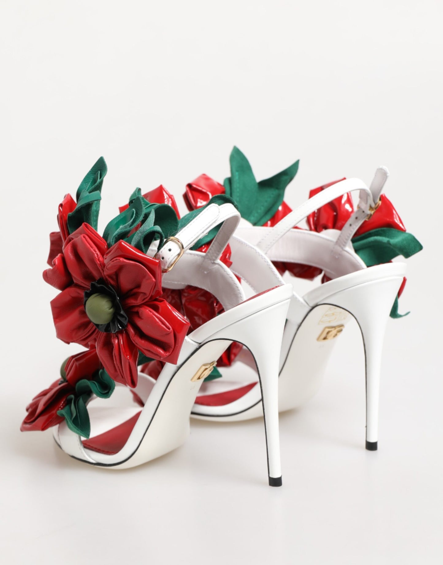 Sandalias con detalles florales en blanco y rojo