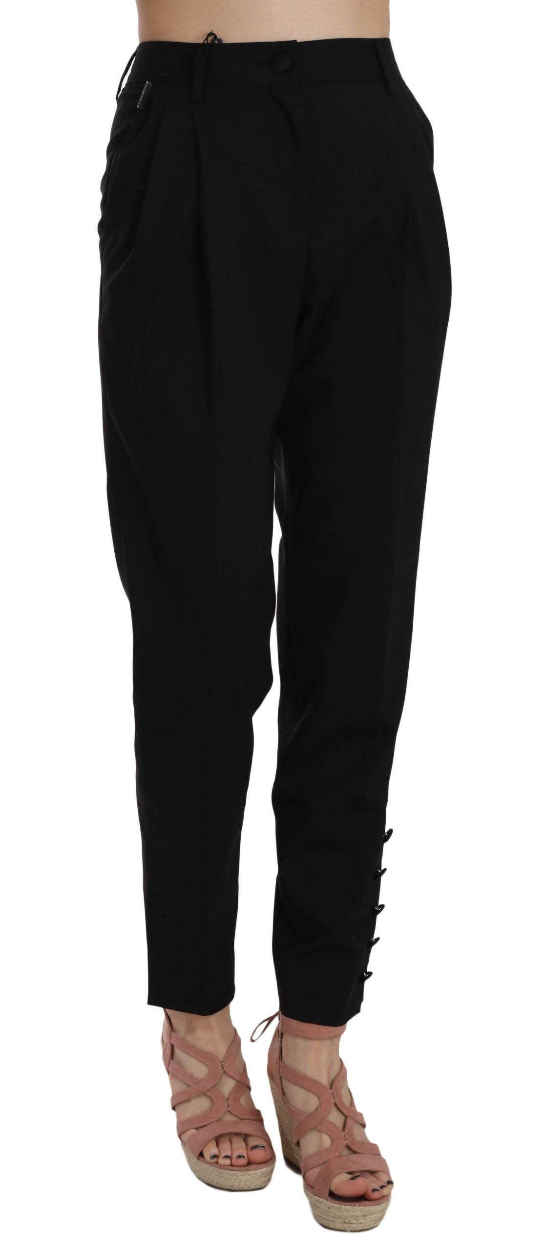Pantalones cónicos plisados con botones negros