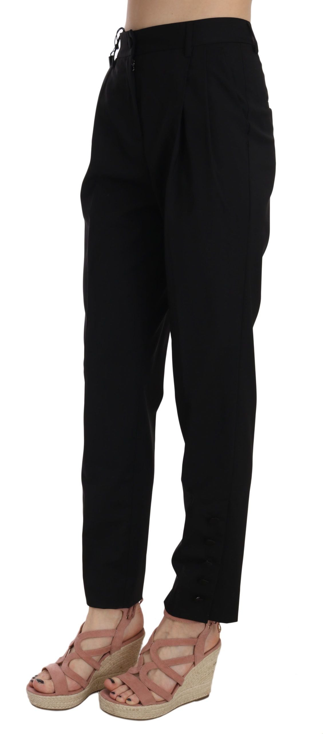 Pantalones cónicos plisados con botones negros