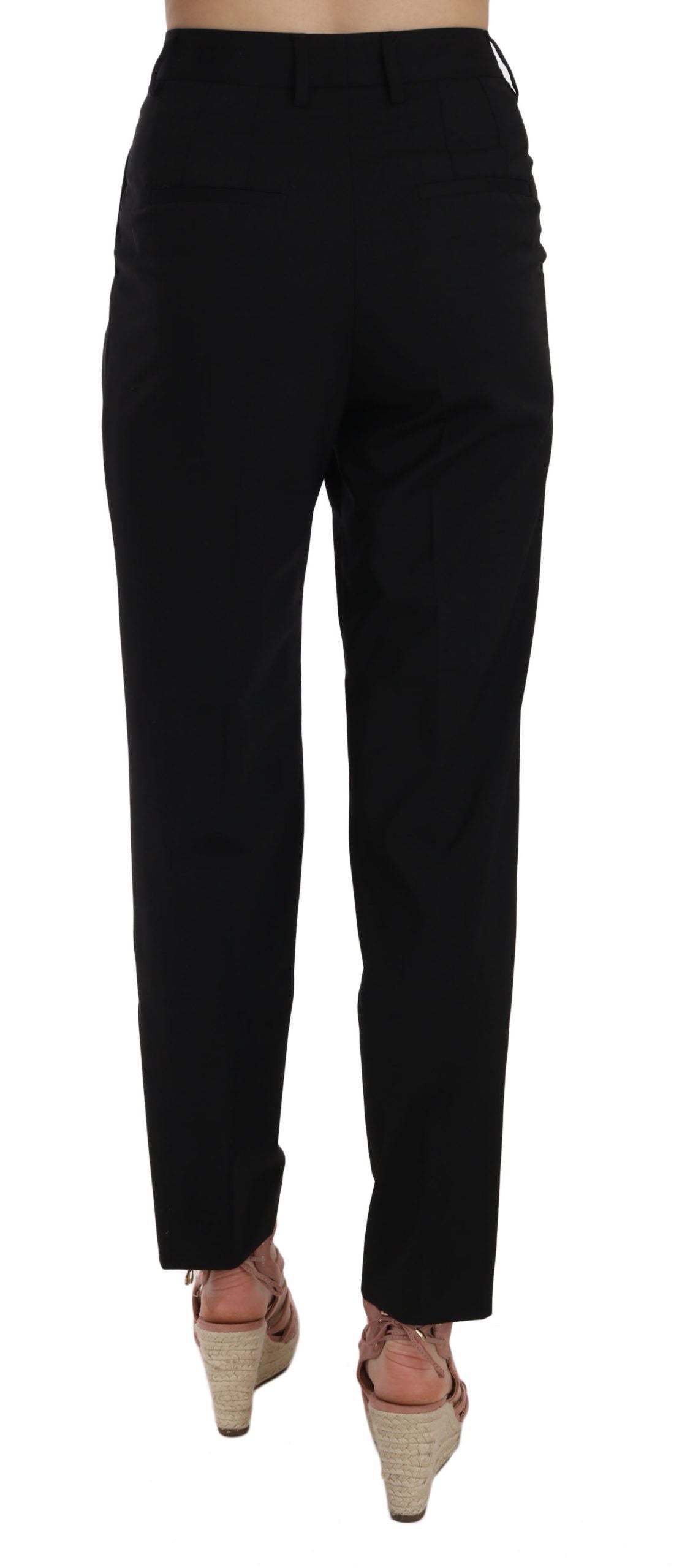 Pantalones cónicos plisados con botones negros