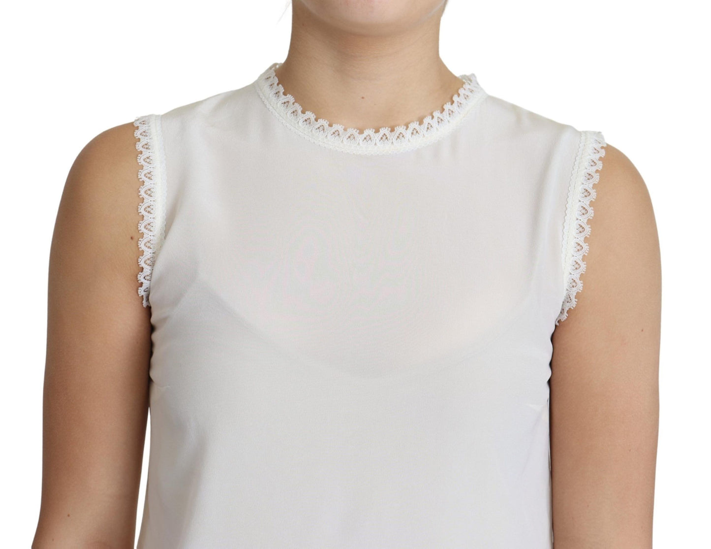 Blusa blanca sin mangas con ribete de encaje de seda