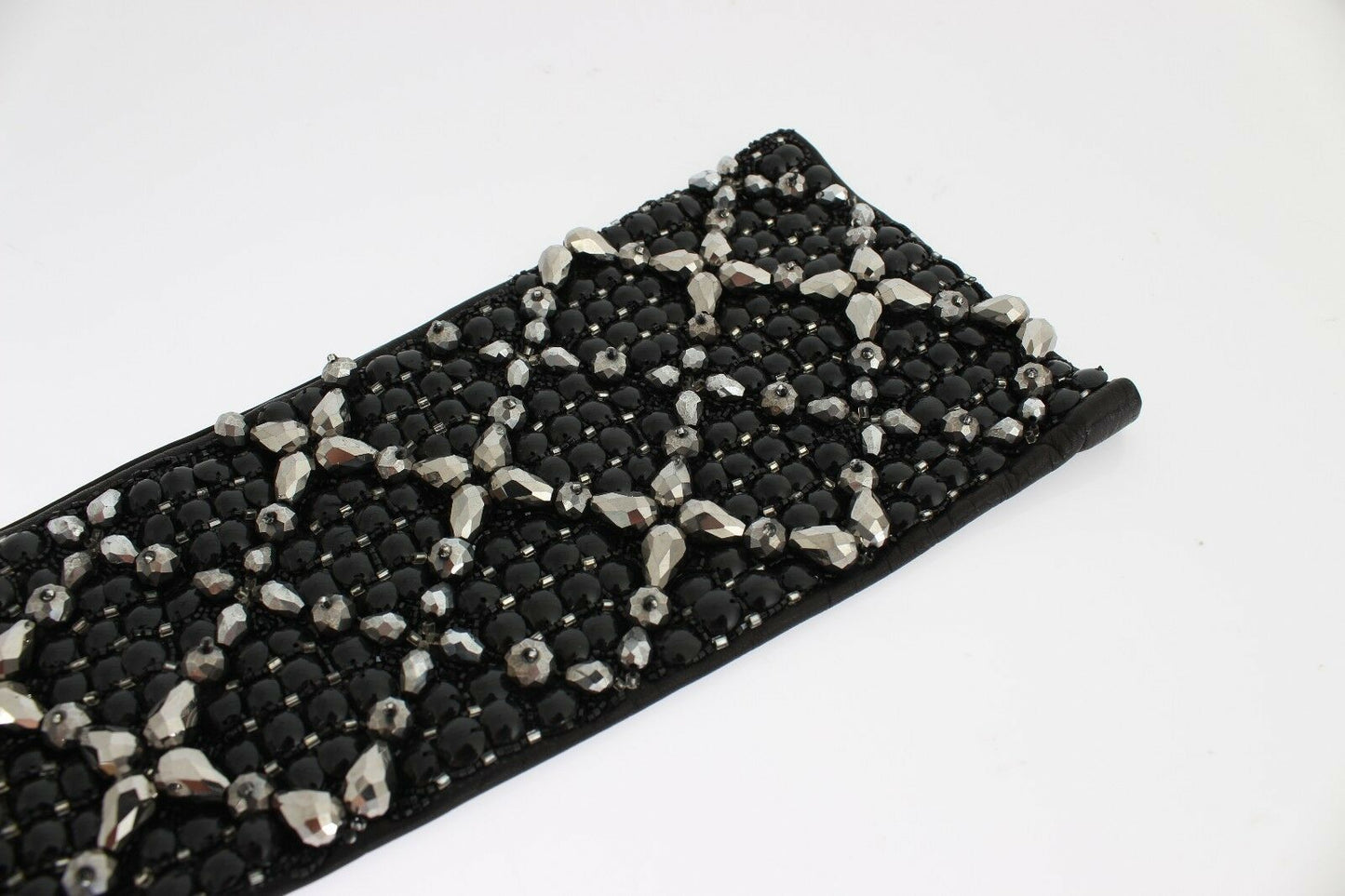 Guantes de cuero negro con cuentas de cristal y dedos libres