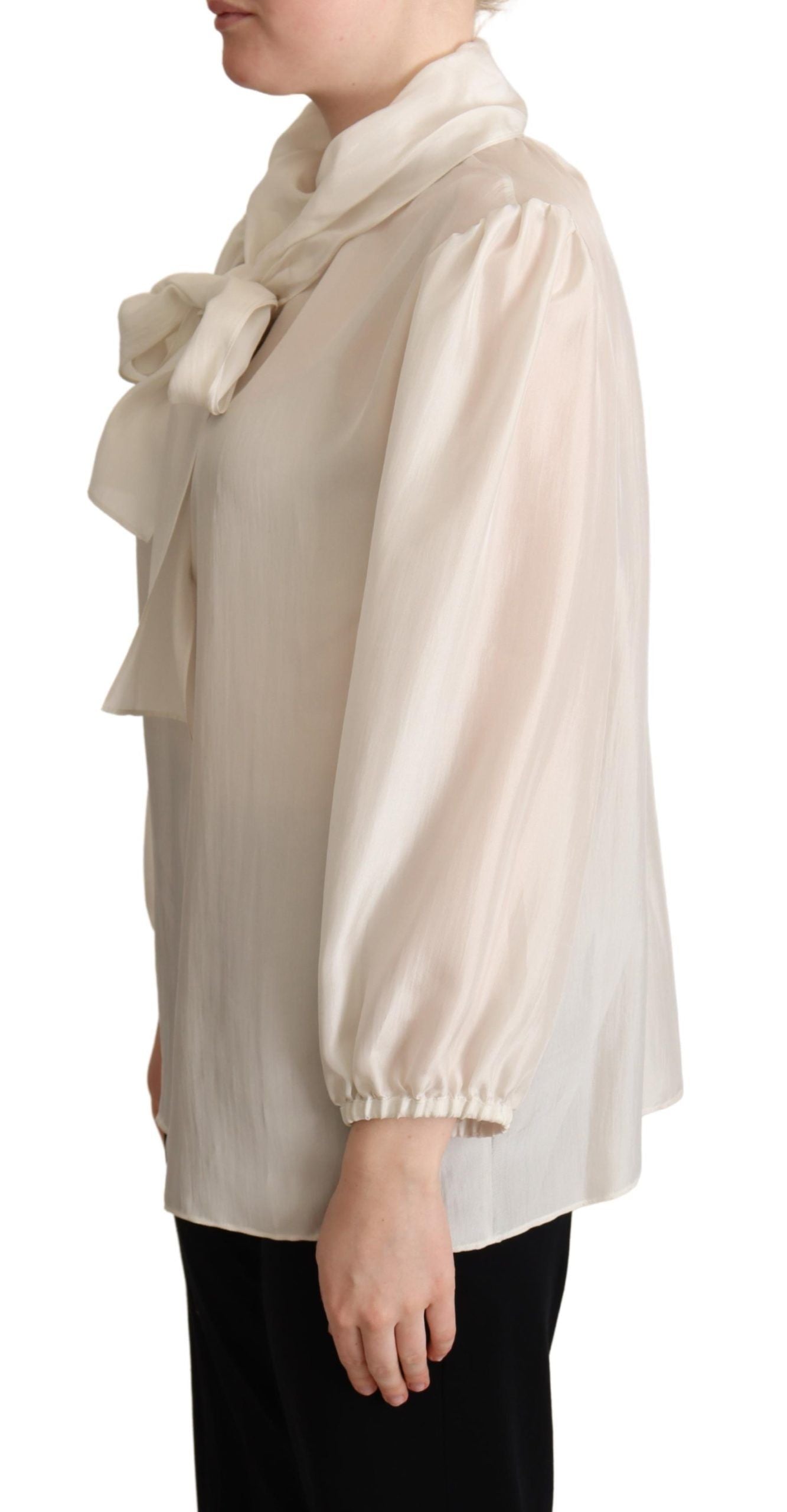 Blusa de seda con cuello Ascot en color gris claro