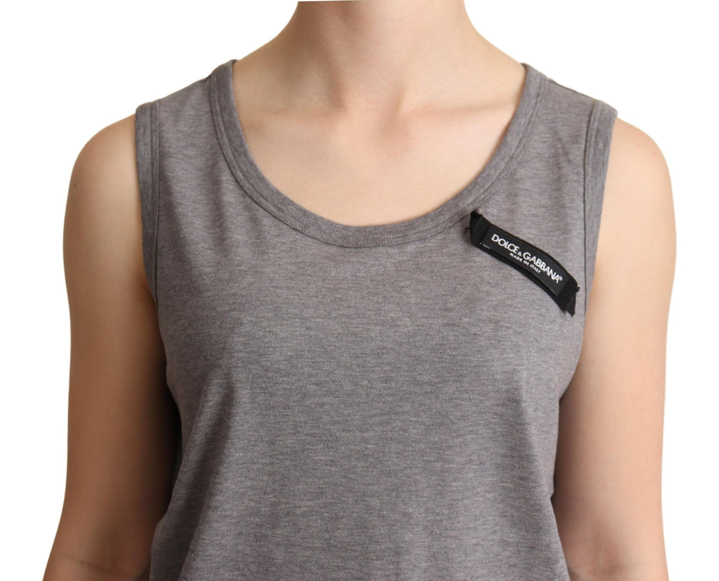Camiseta gris sin mangas con cuello redondo