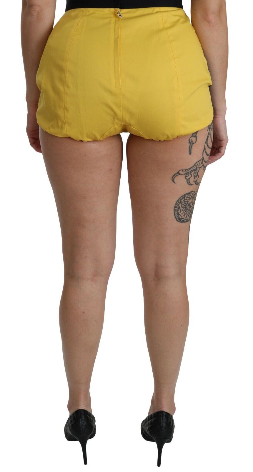 Short en coton jaune et noir orné de bijoux