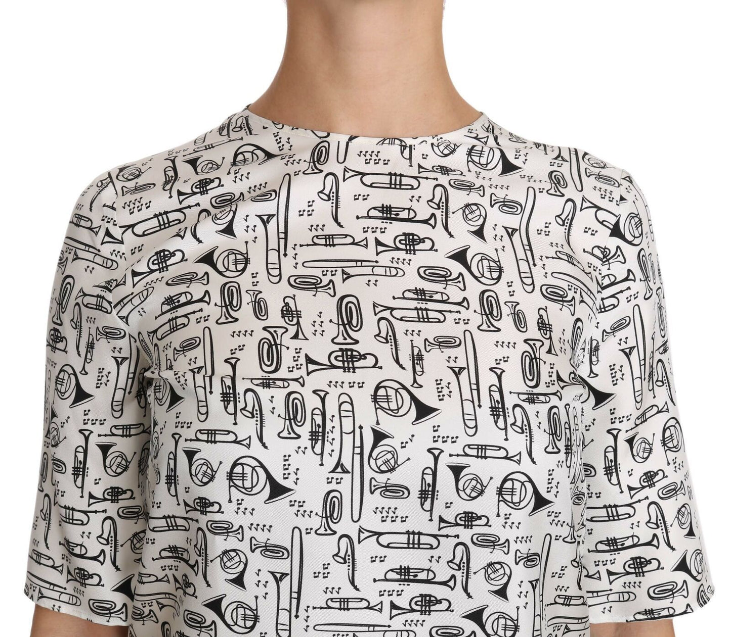 Blusa blanca con estampado de instrumentos musicales