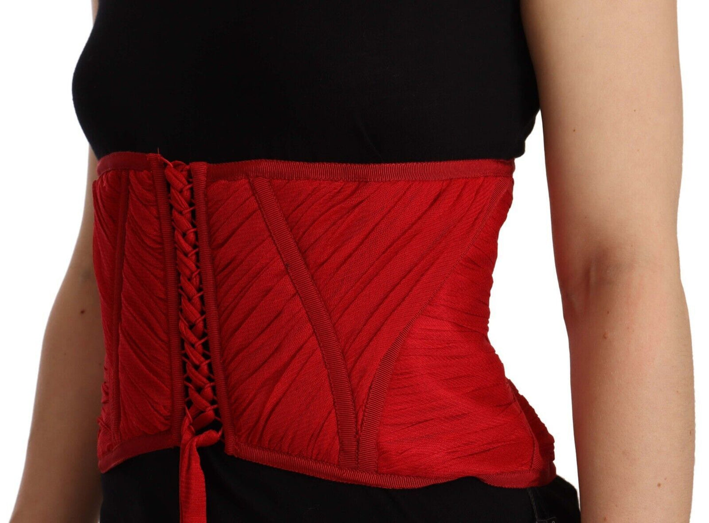 Ceinture corset rouge extensible à la taille et haut en soie