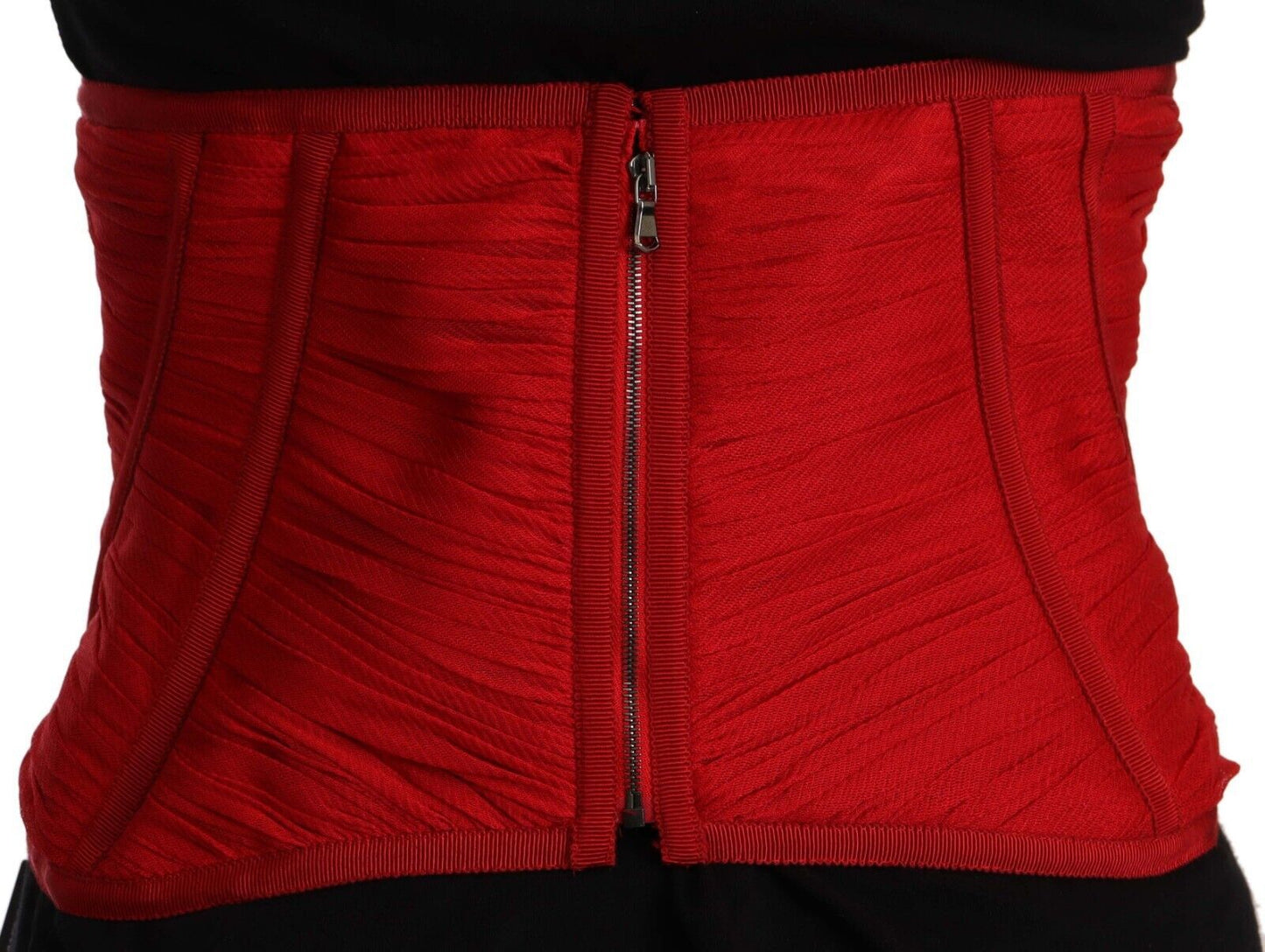 Ceinture corset rouge extensible à la taille et haut en soie