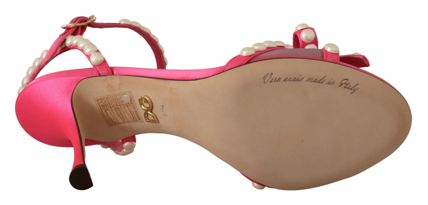 Chaussures à talons en satin rose et cristaux blancs nacrés