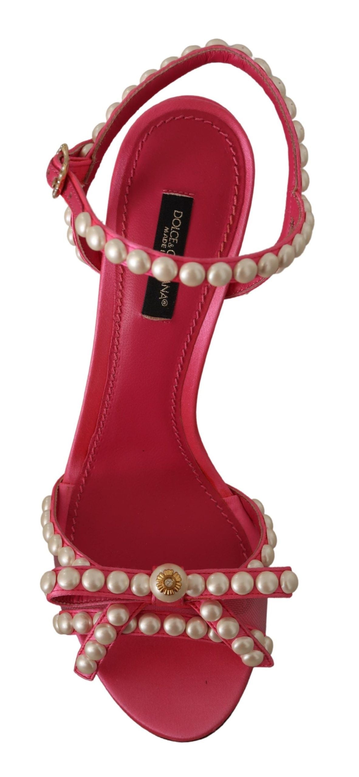 Chaussures à talons en satin rose et cristaux blancs nacrés