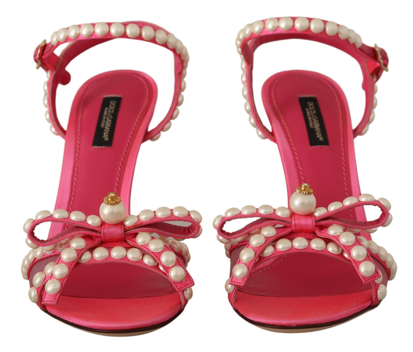 Chaussures à talons en satin rose et cristaux blancs nacrés