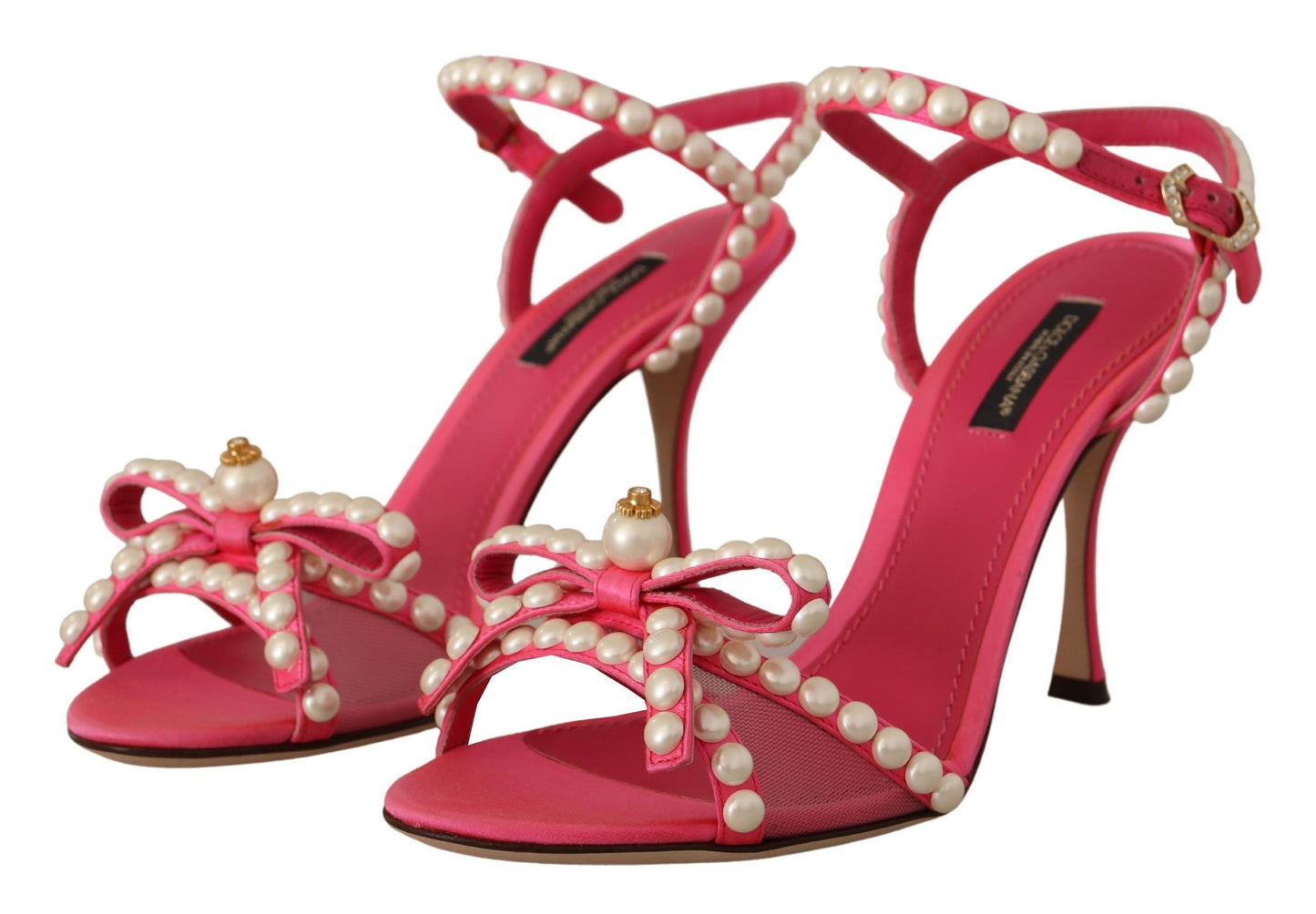 Chaussures à talons en satin rose et cristaux blancs nacrés