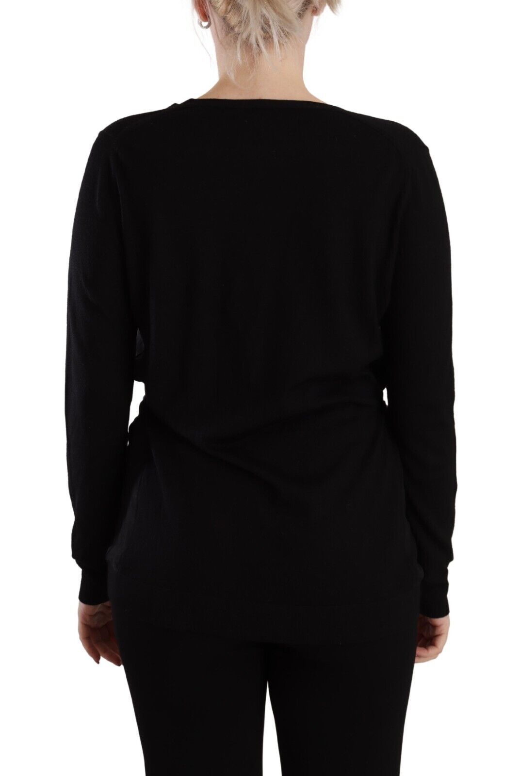 Pull en laine noire à manches longues et col en V