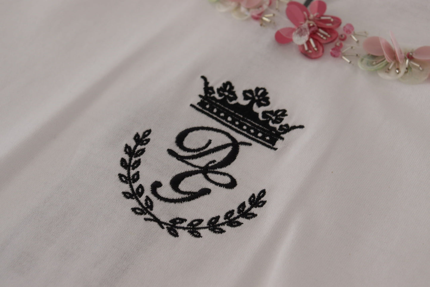 Camiseta blanca con lentejuelas y estampado floral de la corona DG