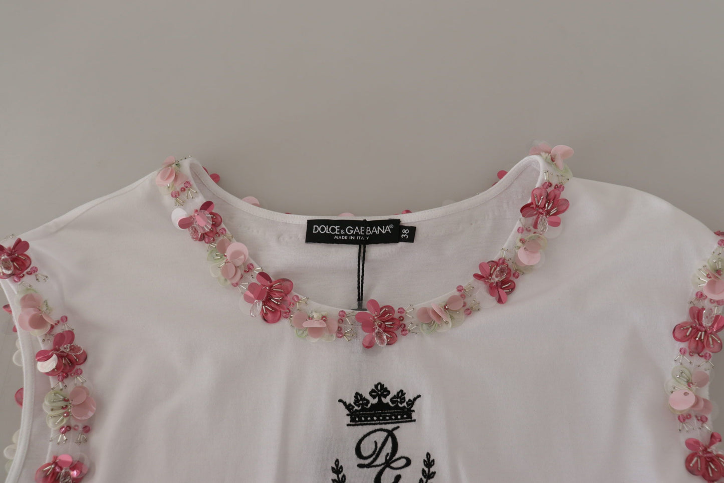 Camiseta blanca con lentejuelas y estampado floral de la corona DG