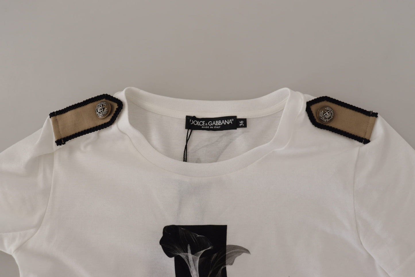 Camiseta de algodón con cuello redondo y rosas blancas y negras