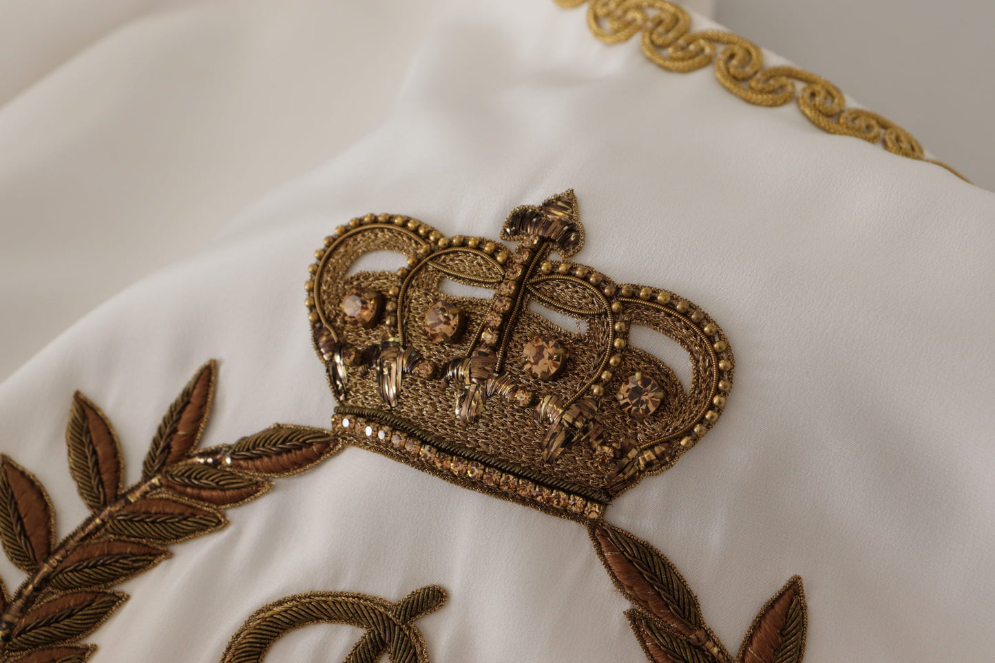 Blusa de seda blanca con cristales y corona DG dorada