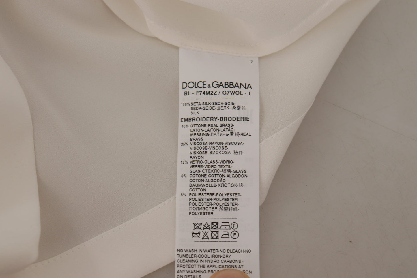 Blusa de seda blanca con cristales y corona DG dorada