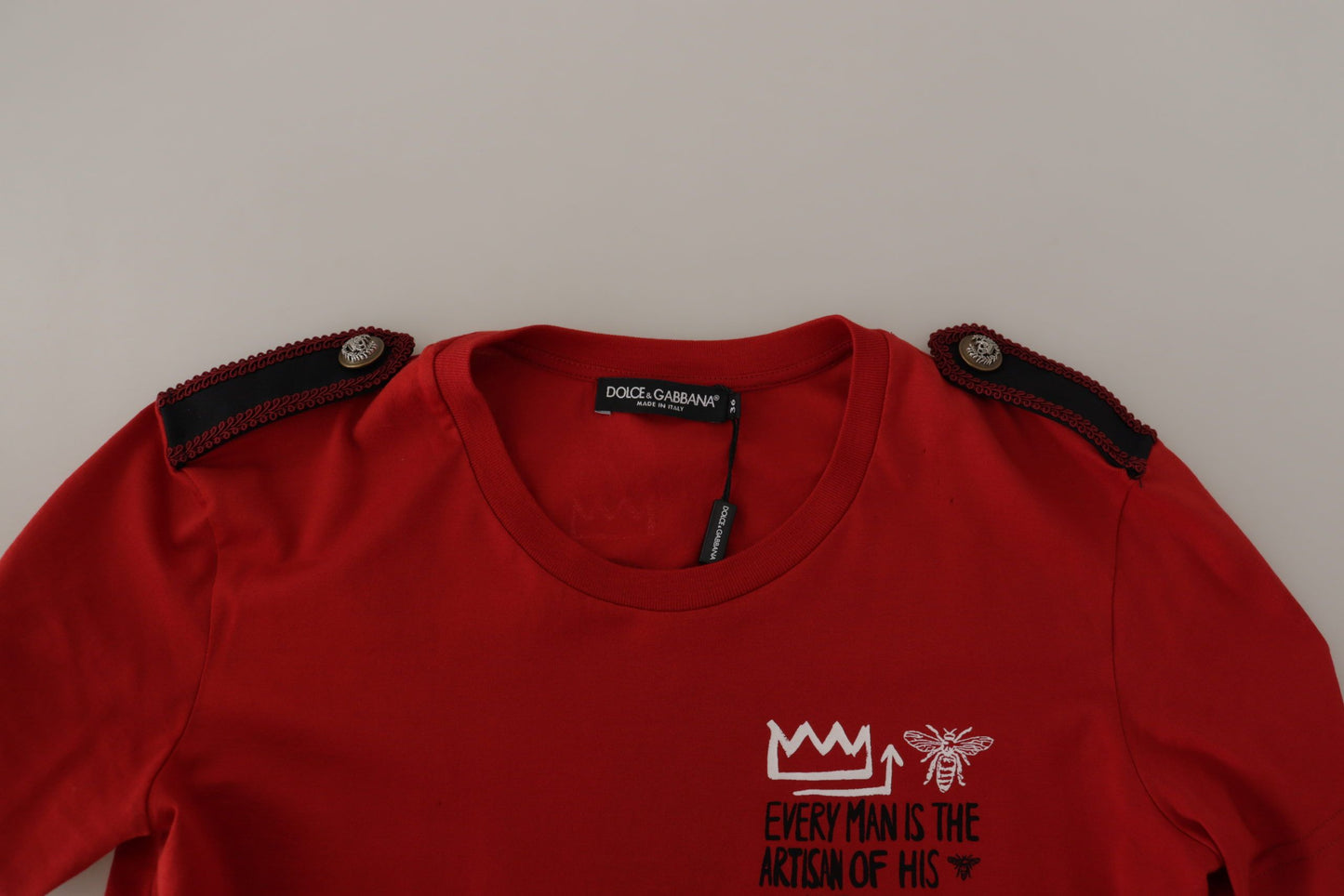 Camiseta roja con cuello redondo Amor Vincit Omnia