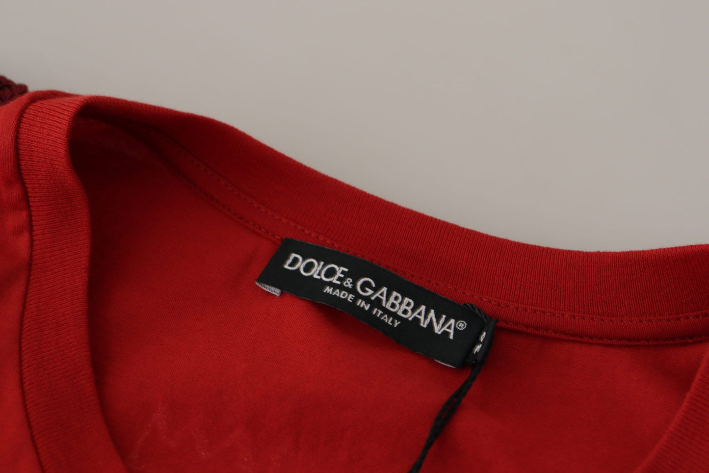 Camiseta roja con cuello redondo Amor Vincit Omnia
