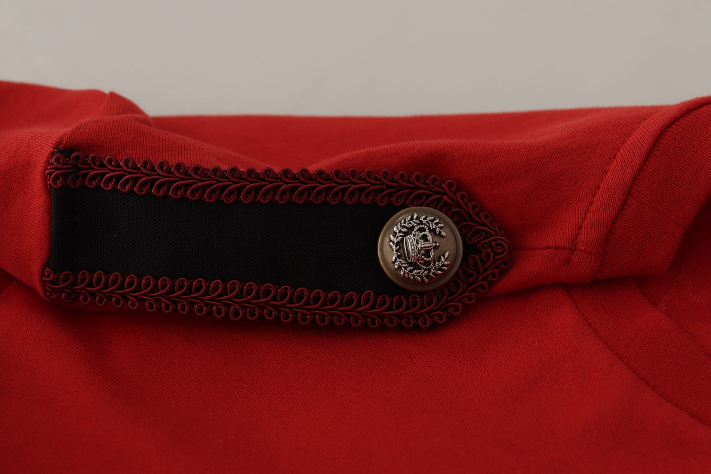 Camiseta roja con cuello redondo Amor Vincit Omnia