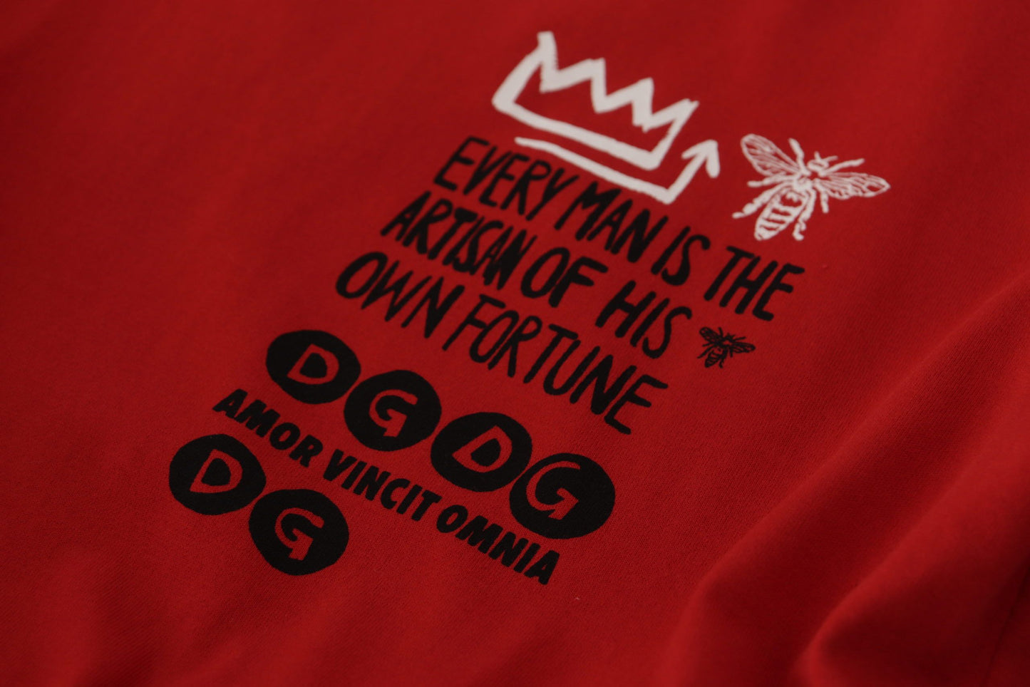 Camiseta roja con cuello redondo Amor Vincit Omnia