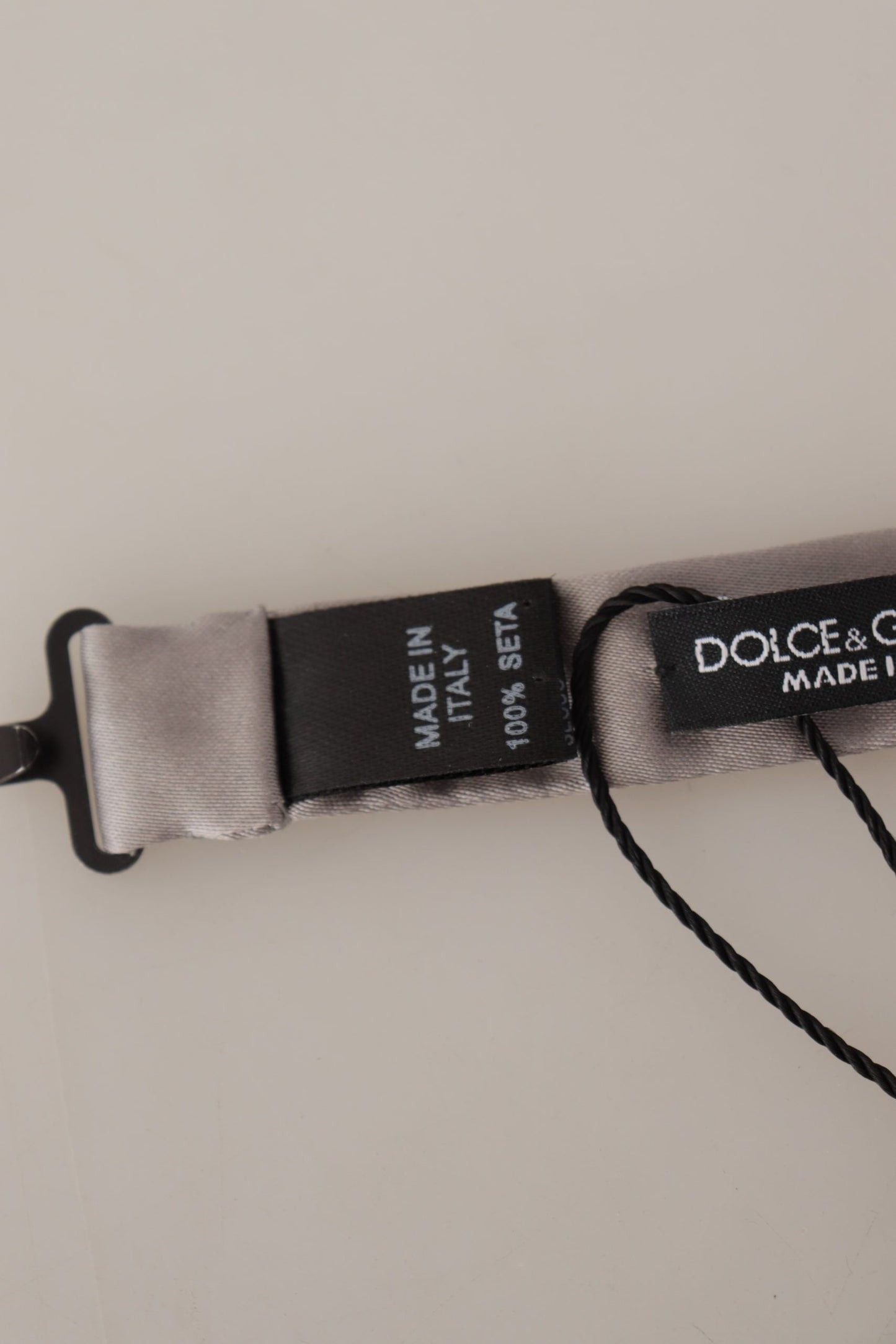 Corbata fina ajustable de seda 100 % plateada con diseño de papillón