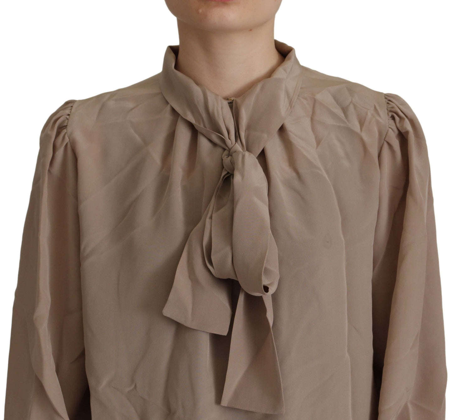 Blusa marrón con cuello Ascot y mangas con cinturilla