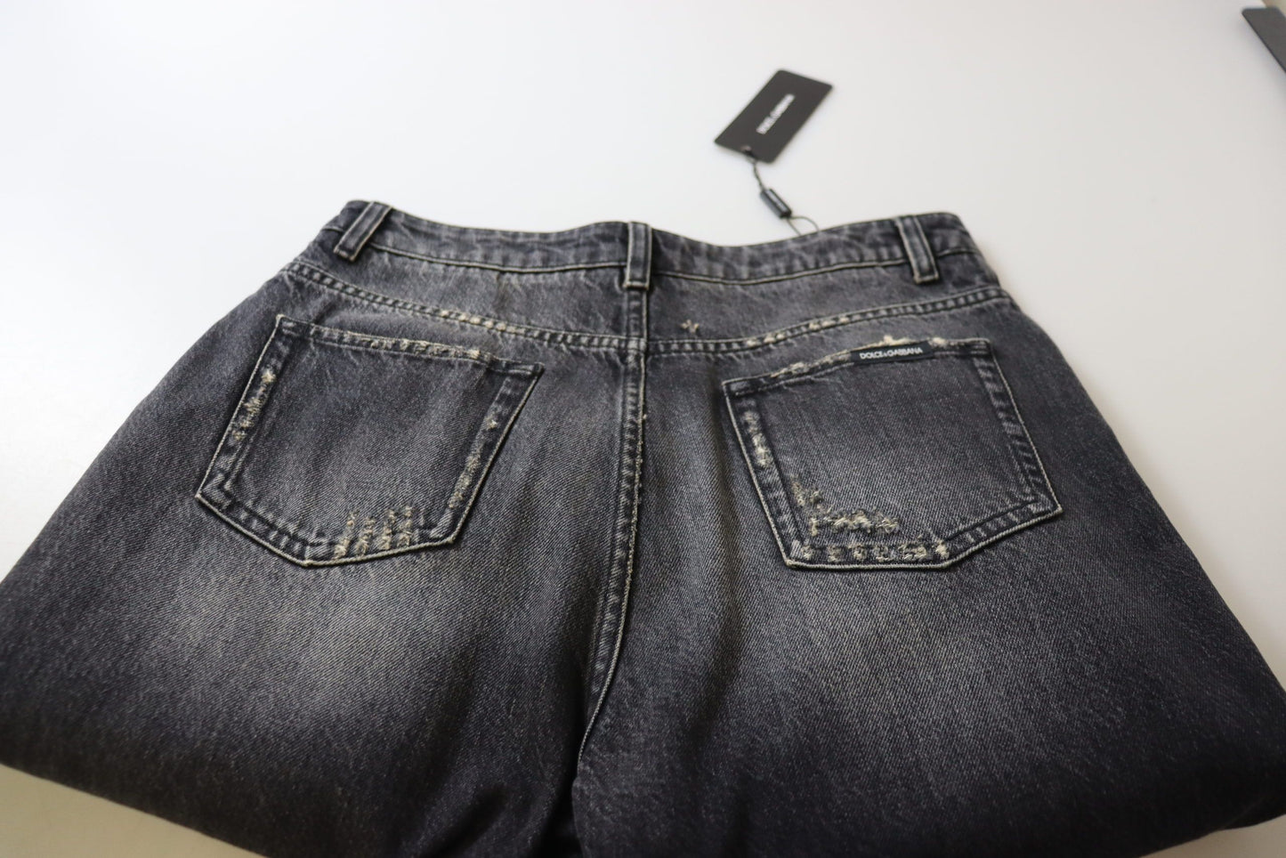 Jean taille haute en denim noir délavé et déchiré