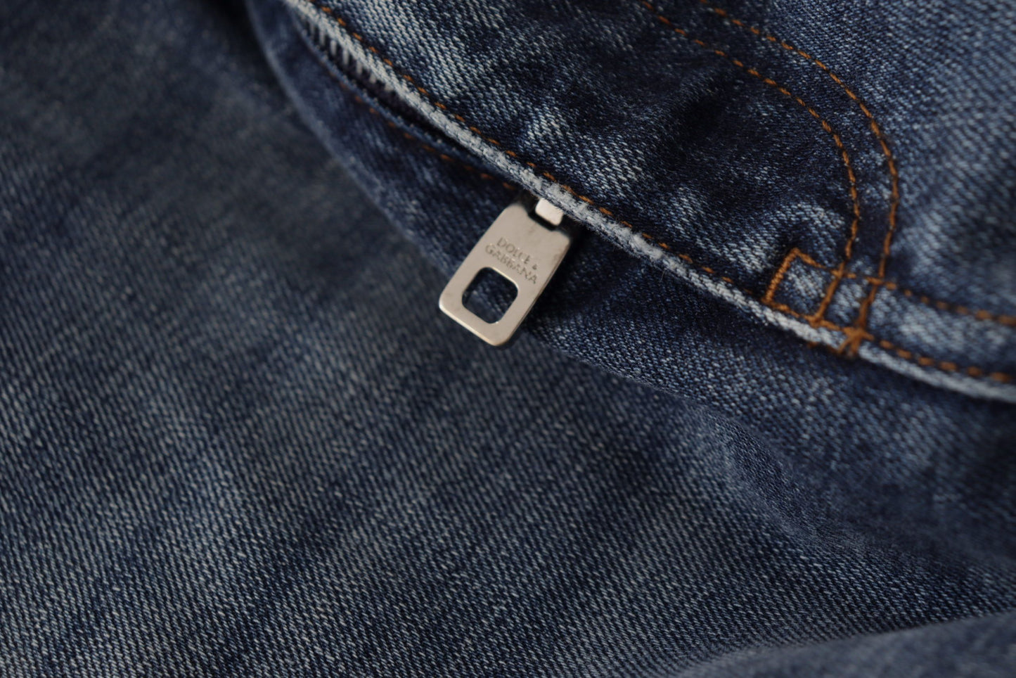 Pantalones vaqueros azules con adornos de cristales