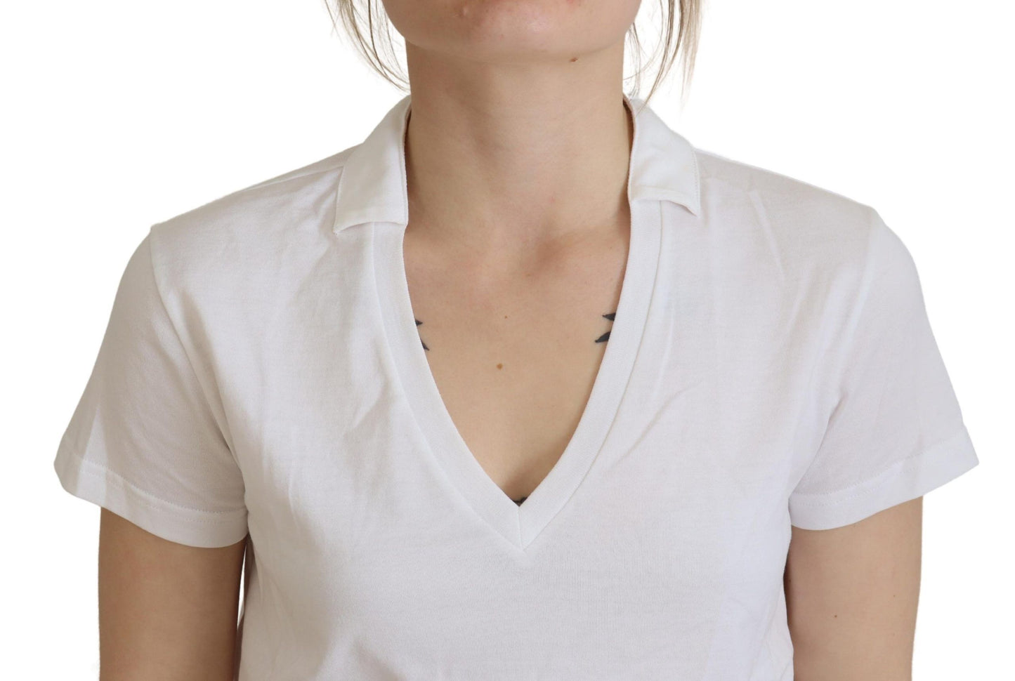 Blusa blanca de algodón con cuello en V y manga corta